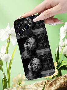 1PC Horror Doll Case Pattern Fashionable Men's And Women's Large Hole Anti Fall Phone Case Phone Case For IPhone 17/17PRO/17AIR/17PROMAX/16E/16/16PRO/16PLUS/16PROMAX/15/15PLUS/15PRO/15PROMAX/14/14PLUS/14PRO/14PROMAX/13/13PRO/13PROMAX/12/11( Internet Celebrity's Birthday Gift, Easter Gift, Valentine's Day Gift For Friends, Girlfriends, Boyfriends, Family) - 黑色 - 查看 1