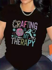 Camiseta de manualidades para mujeres con diseño de bola de hilo y aguja - La manualidad mi ocio Top de costura de ganchillo - Camiseta casual de cuello redondo de poliéster suave con letras verdes para artesanos, idea de regalo para aficionados - Negro - Ver 11