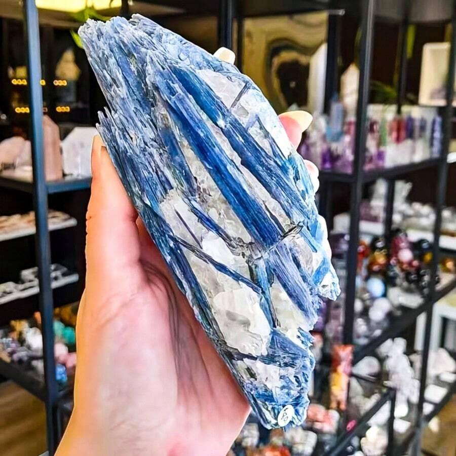 一块独特的天然水晶石，一块蓝色原石，以及一块矿物标本。 - 藍色 - 查看 1