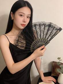 一套新款中国风复古蕾丝折扇,黑/白优雅流苏手扇,适合搭配旗袍、汉服、复古洛丽塔风格服饰,也可用作婚礼派对、角色扮演、摄影道具,是送给女性的理想生日礼物和夏季降温配饰。 - 蕾絲 - 查看 4