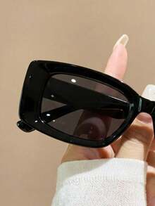 Um Par de Óculos Retangulares Clássicos e Atemporais de Armação Completa em Plástico, Adequados Tanto para Homens Quanto para Mulheres. Ideal para Dirigir no Verão, Atividades de Lazer ao Ar Livre, Férias em Praias Tropicais, Passeios em Família e Outras Ocasiões. Um Acessório Estiloso. - Preto - Visão 3