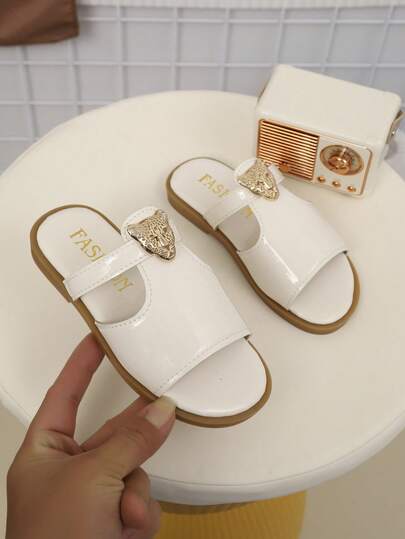 Mẫu dép xăng đan liền thân thời trang trẻ em mới năm 2026, thiết kế khóa kim loại họa tiết da báo, kiểu dáng trung tính, phù hợp cho mùa hè.