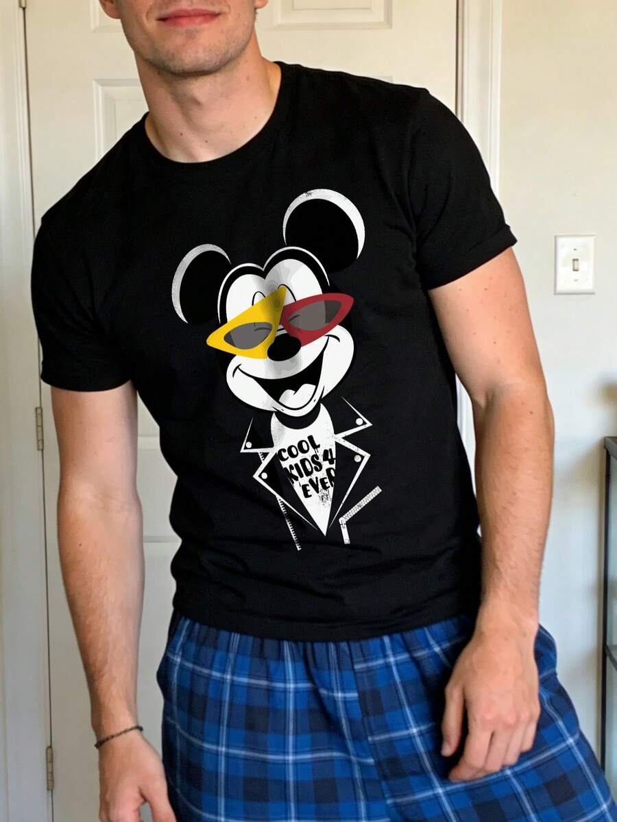 Disney Áo phông in hình. - Áo phông in hình chuột Mickey lấy cảm hứng từ phong cách retro, họa tiết kính mắt cá tính, kiểu dáng rộng rãi và thoải mái, trang phục đường phố không thể thiếu cho nam giới, món quà hoàn hảo cho người hâm mộ. - màu đen - Xem 1