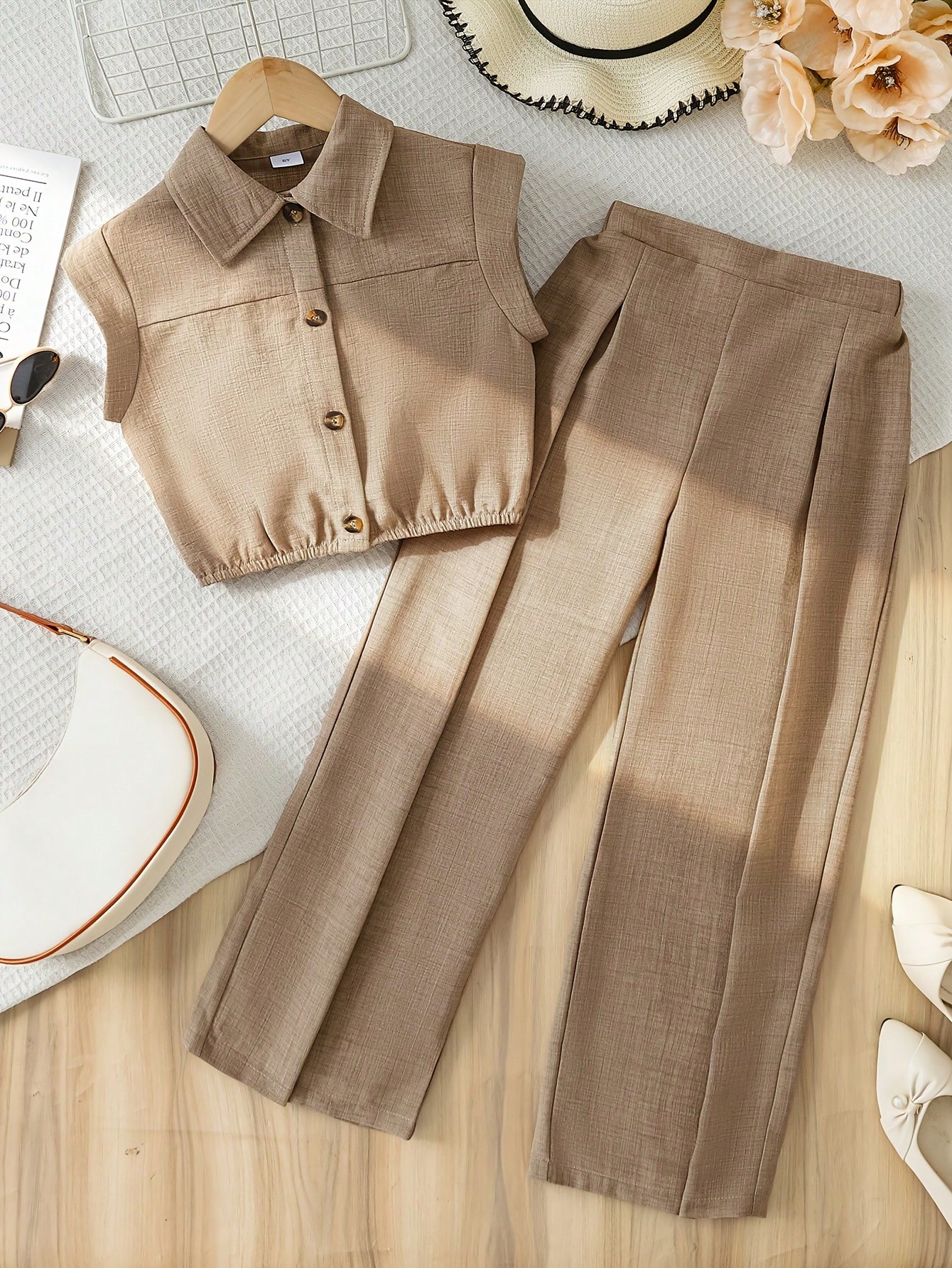 مجموعة ملابس علوية وبنطلون ساق واسعة ذات لون أساسي...