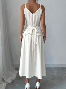 白色优雅浪漫缎面腰部系带蝴蝶结下摆喇叭形吊带背心，搭配金色时尚纽扣，以及松紧腰缎面A字裙，适合约会、聚会和派对等场合。 - 白色 - 查看 10