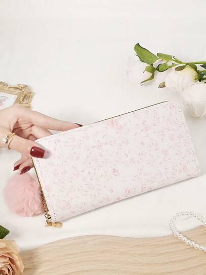 这款多功能长款零钱包饰有毛绒球吊坠，配有拉链卡槽，可收纳多张卡片，包括信用卡，轻巧简约，时尚现代，适合商务场合，是周年纪念、圣诞节、情人节、生日礼物、送给爱人、女性、女孩、女士的理想之选，也是学校宿舍和返校季的必备文具。