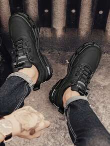 Zapatillas deportivas transpirables de color sólido para hombre, suelas resistentes al desgaste con hebillas giratorias, botas gruesas antideslizantes para exteriores, cómodas de llevar, ideales para ropa informal, caminar, senderismo al aire libre, citas y uso diario. - Blanco y Negro - Ver 6