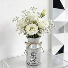 Vase inspirant en fer vintage. Convient aux petits espaces comme la table à manger, le bureau et le vestibule. Le matériau en fer est imperméable et résistant à la rouille, facile à entretenir. Qu'il soit utilisé comme décoration d'intérieur ou offert en cadeau pour inspirer les autres, il peut transmettre chaleur et force. - Que votre foi soit plus forte que votre peur - Voir 5