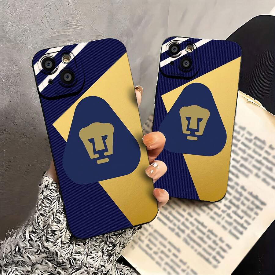 Logotipo de los Pumas UNAM con fondo dorado y azul. Esta elegante funda es compatible con Samsung, Apple, OPPO, , etc. Fabricada en TPU flexible, resistente a golpes y arañazos, ofrece una excelente protección contra caídas y un agarre cómodo. Es un regalo ideal para familiares, amigos y seres queridos, y una opción perfecta para festivales. - Negro - Ver 1