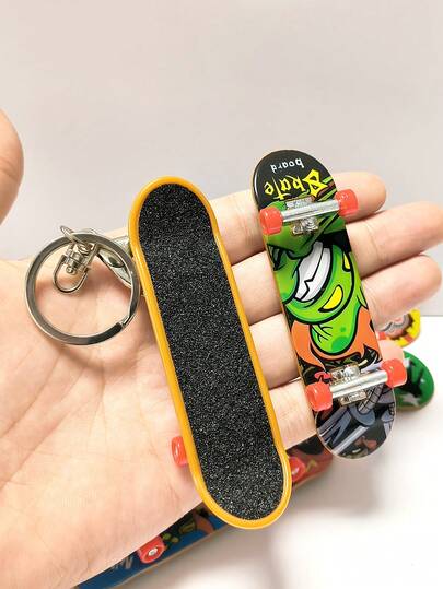1 pieza Mini monopatín de dedo llavero, accesorio para amantes del monopatín, llavero colgante novedoso e interesante, pequeño adorno, llavero de bolso/coche, llavero, regalo para novio, regalo pequeño, regalo de cumpleaños, regalo para amigo, regalo de vacaciones, recuerdo de evento, favor de fiesta