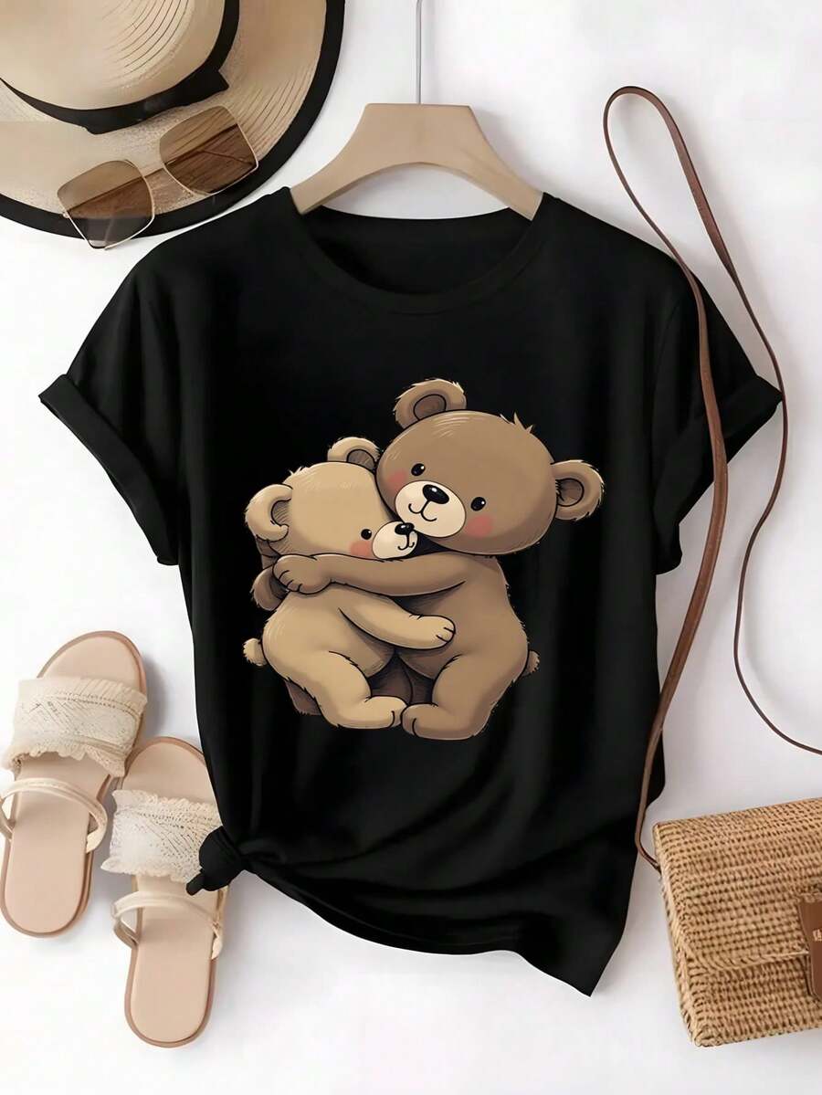 Camiseta ositos abrazo, tierna adorable, estampado cute, descanso familia, regalo amigas, mujer romántica, amante peluches, kawaii, cute, cómoda, casual diario, look dulce, viral,blusas para mujer,blusas elegantes dama,tops,playeras de mujer,blusas curvy mujer. - Negro - Ver 1