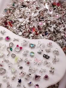 100/500件装奢华钻石系列混合丝带，图案包括五角星、行星、蝴蝶、心形、泰迪熊、蝴蝶结、花朵、吊坠、蛇、钥匙、蜘蛛等，可用于美甲装饰，镶嵌水钻，是金属美甲饰品的理想之选。此外，还有各种颜色的奢华美甲贴纸，可用于DIY美甲，是女士/女孩的金属美甲用品，也可用于美甲宝石等多种DIY装饰，例如美甲、手机壳、鞋子、衣服、包包、工艺品等。 - 彩色 - 查看 2