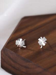 1 Par de Brincos de Botão de Trevo Fresco e Doce de Prata 925, Projetado para Meninas, Hipoalergênico, Brincos de Trevo e Cubic Zircônia, Adequado como Presente de Aniversário para Meninas - Trevo de quatro folhas - Visão 3