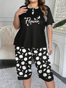 Conjunto de ropa de dormir de moda para mujer de talla grande, diseño de parches con falsos botones, elegante estampado de mariposas y flores, blusa de cuello redondo de manga corta y pantalón capri, conjunto de 2 piezas de ropa de estar en casa - Negro - Ver 3