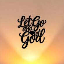 Placa de parede cristã elegante em metal, 2D, com a frase inspiradora "Deixe ir e siga em frente", em cursiva preta com detalhes dourados. Ideal para casa, escritório, igreja ou decoração de festas religiosas. | Placa com texto em cursiva | - A - Ver 4