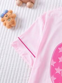 6-7岁儿童两件套睡衣，阻燃新款夏季套装，圆领短袖上衣，松紧腰荷叶边短裤，宽松版型，甜美条纹印花，饰有可爱蝴蝶结，适合儿童休闲穿着、度假、派对、节日睡衣。 - 粉色 - 查看 4