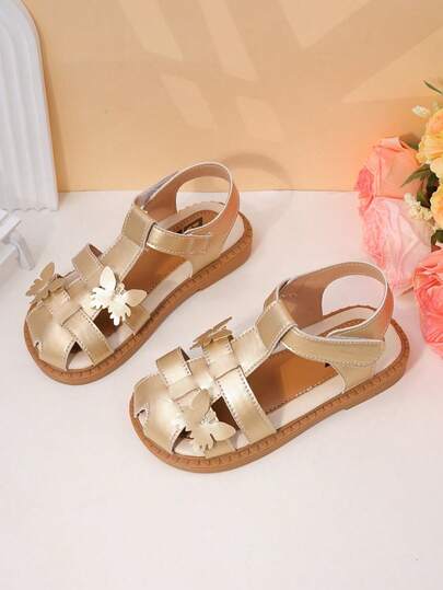 1 双女童凉鞋，金色闪光金属表面，立体蝴蝶装饰，柔软鞋面材质，防滑耐磨鞋头，魔术贴平底设计，甜美公主风凉鞋，适合生日派对/演出等场合。