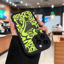 Piloto de carreras levantando el brazo con fondo abstracto. Esta elegante funda para teléfono es compatible con Samsung, Apple, OPPO, , etc. Fabricada en TPU flexible, resistente a golpes y arañazos, ofrece una excelente protección contra caídas y un agarre cómodo. Es un regalo ideal para familiares, amigos y seres queridos, y una opción perfecta para festivales. Fundas para iPhone, San Valentín, , fundas para hombre, celulares y accesorios, funda negra para teléfono. - Negro - Ver 2