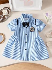 Đầm mùa hè cho bé gái kẻ sọc cổ buộc nơ dáng bất đối xứng dễ thương, kiểu dáng "preppy kẻ sọc hồng" làm cho bé gái trông đáng yêu, những đường kẻ sọc hồng trắng tinh tế tôn lên làn da trắng hồng của bé, dây đeo màu đen và họa tiết tai thỏ 3D thêu trên ngực tạo thêm nét duyên dáng và tinh tế cho chiếc đầm, một bộ trang phục ngọt ngào hoàn hảo cho bé gái. - Màu xanh lam - Xem 2