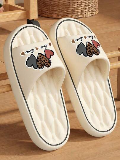时尚简约字母爱心卡通印花INS风女拖鞋 - 适合学生/男士/女士/家庭，适用于办公室/浴室/居家/酒店/公寓/旅行/室内外/宿舍等多种场合，是乔迁新居/情侣礼物/旅行的理想之选。柔软舒适轻便，易于清洁，长时间穿着不易疲劳，四季皆宜，春夏秋冬皆可穿着。