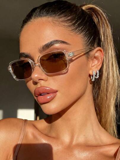 一副香槟色小框长方形时尚眼镜，复古时尚百搭，适合户外旅行、音乐节、返校季等场合。