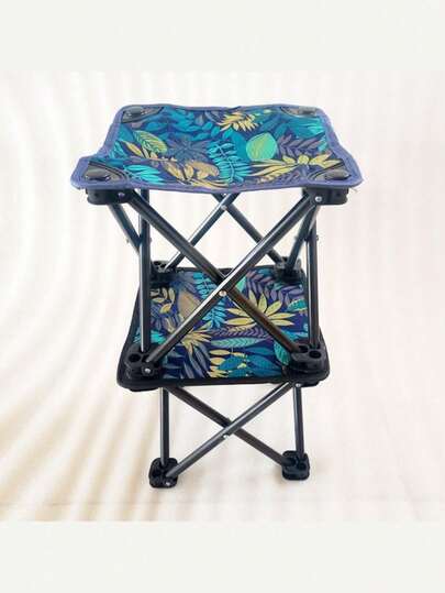 超轻便携折叠露营凳，采用不锈钢框架。快速组装，是露营、钓鱼、户外活动和背包旅行的理想之选。设计紧凑，便于携带。旅行凳 | 便携凳 | 坚固耐用，必备露营装备。