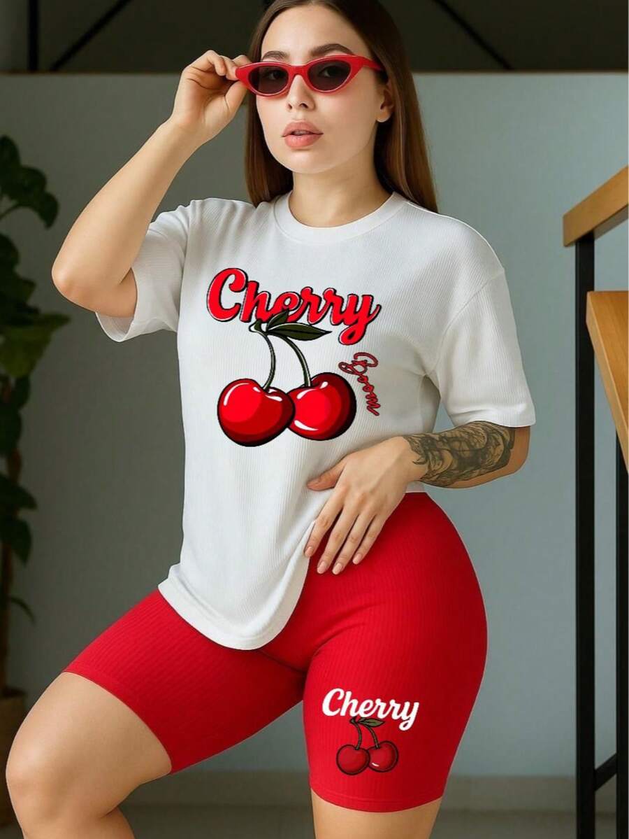 Conjunto Deportivo Mujer 2 Piezas Cherry Estampado – Playera Blanca Acanalada + Short Biker Corto Ajustado, Outfit Casual Verano, Ropa Fitness Street StyleOutfit casual Look fresco Estilo urbano Conjunto cómodo Outfit veraniego Moda juvenil Estilo relajado Color combinado Casual