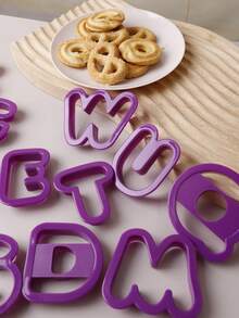 1 Juego de 26 cortadores de galletas con letras de plástico, moldes para hornear galletas, caramelos y decoraciones de pasteles - Herramientas y accesorios de cocina para panaderos en el hogar, aptos para principiantes, adecuados para cumpleaños, San Valentín, bodas, Pascua, Ramadán - Multicolor - Ver 5