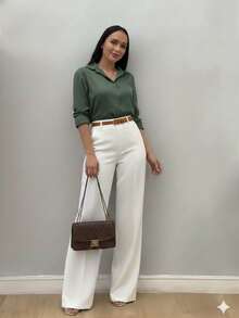 calça branca camisa verde musgo