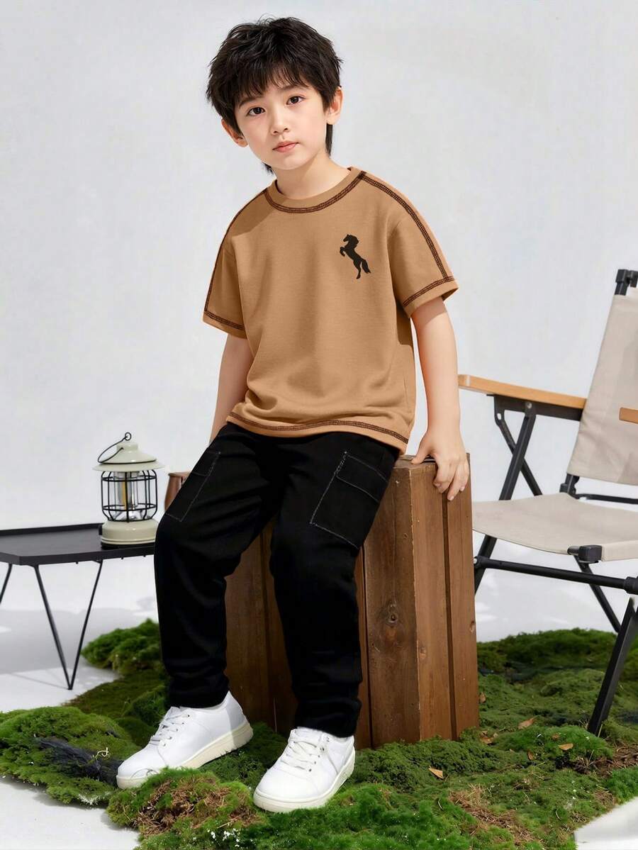 2 piezas Conjunto de camiseta de manga corta y pantalones cortos de verano para niños pequeños, estampado de caballo de dibujos animados, diseño de ribete negro en cuello redondo, pantalones cargo con costuras en contraste blanco, conjunto casual de moda para el fin de semana y la escuela - Amarillo Mostaza - Ver 1