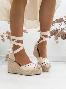 VIKIVIKI SHOES Women's Espadrille Wedge Sandals, Featuring A Closed Front Design With A Decorative Print And Cutouts, Ankle Ties That Enhance The Elegant Style, A Comfortable And Flexible Fit, And A Lightweight, Non-Slip Jute Sole. Ideal For Chic Summer Looks, Holidays, The Beach, Daily Walks, And Casual Outfits With Long Dresses Or Cool Ensembles. - 米色 - 查看 4