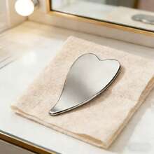 CIMACA Tabla Gua Sha de acero inoxidable - Adecuada para masaje linfático, contorneado de la línea de la mandíbula, reducción de la hinchazón y ojeras - Apta para todo tipo de pieles - Herramienta para el cuidado de la piel y eliminación del maquillaje, diseño de moda, exfoliación suave, esencial para entusiastas de la belleza. Ideal para Gua Sha suave, apta para todo tipo de pieles, imprescindible para el spa y la belleza en casa - Plateado - Ver 8