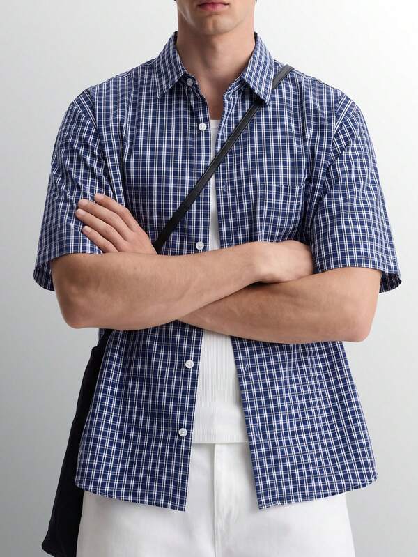 Camisa de cuadros ajustada para hombre, camisa casual a cuadros azul y blanca, top de manga corta de estética minimalista, esencial para el streetwear urbano