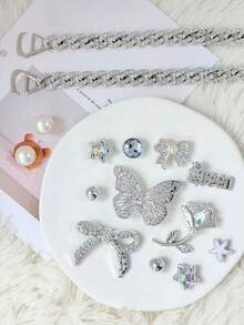 16 chiếc khóa trang trí hình bướm màu bạc trắng đính đá, chất liệu hợp kim + đá + ngọc trai, hoa trang trí giày kiểu hoàng gia sang trọng, phù hợp với guốc. - Bộ dây chuyền hình bướm đính đá màu bạc trắng. - Xem 4