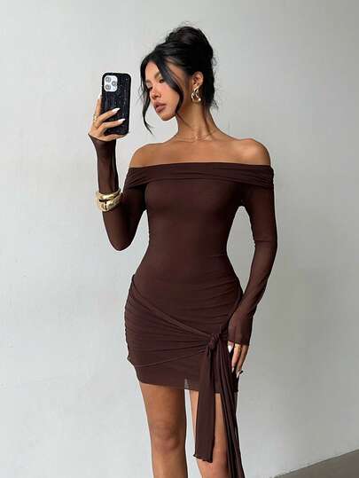 Đầm ngắn ôm sát màu nâu sang trọng, trễ vai, tay dài, chất liệu xuyên thấu, thắt nút bất đối xứng bên hông – Phong cách thanh lịch, gợi cảm, lý tưởng cho các buổi tiệc tùng, lễ tốt nghiệp, sự kiện dự đám cưới, kỳ nghỉ hè, đi chơi, lễ hội âm nhạc.