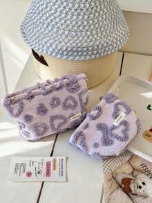 1个紫色爱心绒毛化妆包，简约多功能化妆包，拉链大开口便携旅行收纳包。这款化妆包可收纳化妆品、口红、卫生巾、化妆刷、硬币、钥匙、耳机、耳塞、耳机线等。也可作手拿包或口袋包使用，是送给女性的理想礼物，也适合作为圣诞节或女士礼物。化妆包，旅行必备。 - 紫丁香色 - 查看 3