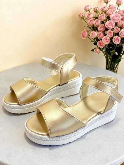 1 par de sandalias para niñas para exteriores, nuevo diseño de suela gruesa de unicolor con puntera redonda para el verano, parte superior de cuero dorado, antideslizante, elegante y generoso, sandalias para estudiantes de escuela primaria, sandalias clásicas para estudiantes