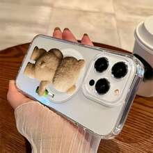 Ted, un oso pardo, con una cerveza verde en la mano. Esta elegante funda es compatible con Samsung, Apple, VIVO, OPPO, , Transsion, ,  y Honor. Fabricada en silicona TPU, ofrece protección contra golpes y caídas, además de una sensación superior. Es un regalo ideal para familiares, amigos y seres queridos, y una opción perfecta para San Valentín y Año Nuevo. - transparente - Ver 5