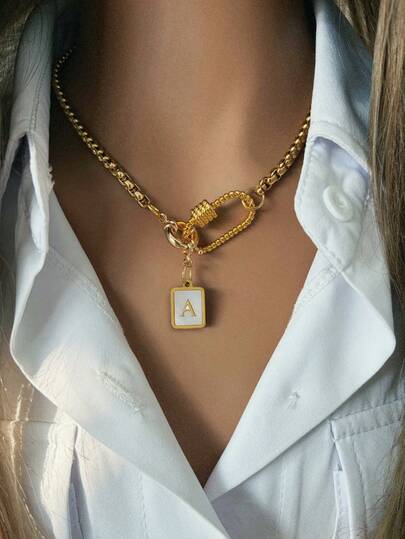 1pc Women's Gold Necklace With Letter Pendant And Twisted Oval Clasp Design, Emitting Dazzling Metallic Luster. Its Unique Sweet And Chic Style Allows You To Effortlessly Carry Off Streetwear And Elegant Looks, Suitable For Daily Outings And Gatherings, Making You The Center Of Attention.