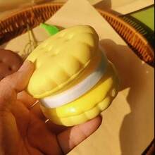 Novo Lançamento. Brinquedo Apertável em Formato de Sanduíche de Biscoito, Brinquedo Anti-Estresse, Brinquedo Apertável de Retorno Lento e Macio, Brinde de Chave, Brinde de Feriado - Multicolorido - Visão 3