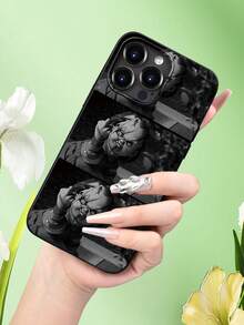 1PC Horror Doll Case Pattern Fashionable Men's And Women's Large Hole Anti Fall Phone Case Phone Case For IPhone 17/17PRO/17AIR/17PROMAX/16E/16/16PRO/16PLUS/16PROMAX/15/15PLUS/15PRO/15PROMAX/14/14PLUS/14PRO/14PROMAX/13/13PRO/13PROMAX/12/11( Internet Celebrity's Birthday Gift, Easter Gift, Valentine's Day Gift For Friends, Girlfriends, Boyfriends, Family) - 黑色 - 查看 3
