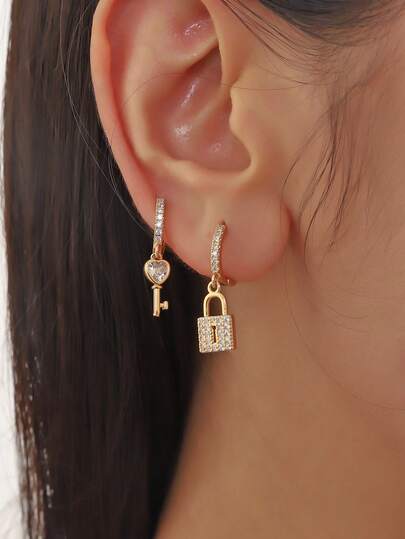 2对心形锁和钥匙耳钉，独特休闲闪亮立方氧化锆耳环，适合女性日常佩戴，也适合多种场合。