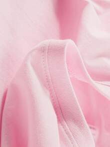 Valentine's Day Themed Short-Sleeved T-Shirt For Girls Aged 4-12. Disney Co-Branded Mickey, Minnie, And Donald Duck Cartoon Print Top, Pink And Red Heart Graffiti Style Round Neck Pure Cotton T-Shirt, Skin-Friendly And Breathable Pink Casual Base Layer. It Can Be Easily Paired With Denim Shorts, Overalls, Pleated Skirts, Sports Skirts, Princess Skirts, And Many Other Bottoms. Suitable For Various Occasions Such As Disneyland Visits, School Days, Valentine's Day Parties, Family Outdoor Trips, Matching Outfits With Friends, Weekend Shopping, Picnics, Etc. The Soft, Skin-Friendly, And Breathable Fabric Combines Comfort And Cuteness, Making It An Essential Top For Girls In Spring And Summer To Create A Festive Feel And Versatile Everyday Style. - 粉色 - 查看 9