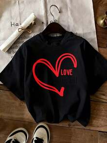 Camiseta única con diseño de corazón en rojo y la palabra LOVE perfecta para un estilo y2k brillante y moderno ideal para expresar tu amor y personalidad atrévete a destacar en todas tus salidas y añade un toque especial a tu guardarropa con esta prenda esencial - Negro - Ver 1