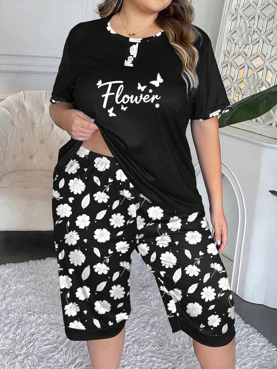 Conjunto de ropa de dormir de moda para mujer de talla grande, diseño de parches con falsos botones, elegante estampado de mariposas y flores, blusa de cuello redondo de manga corta y pantalón capri, conjunto de 2 piezas de ropa de estar en casa - Negro - Ver 1
