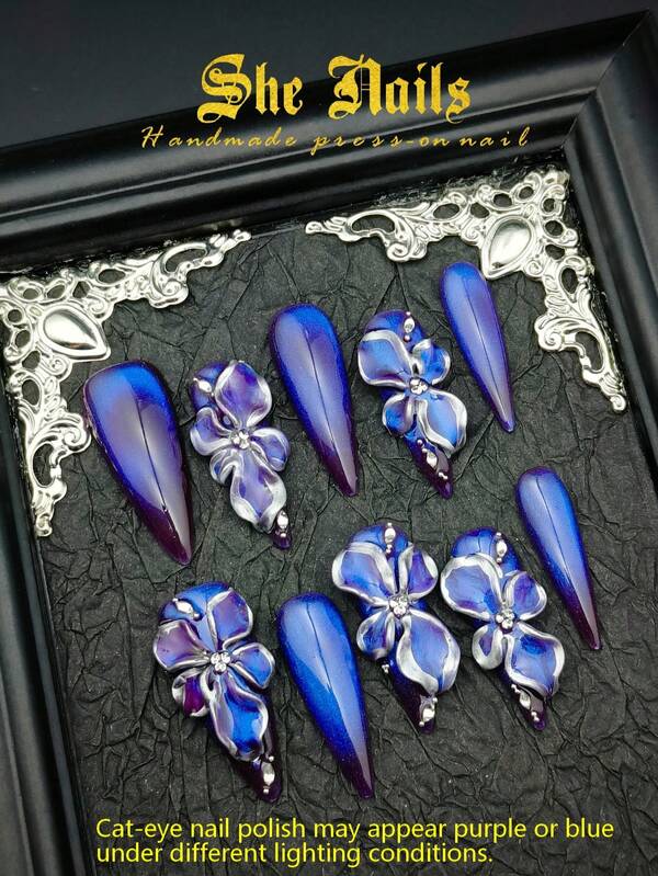 她完美诠释了“大建议”亚克力美甲套装，可爱巴洛克朋克摇滚Y2K哥特铬金美甲造型，包含10片中西部美式和欧式法式亮泽金属猫眼紫色和蓝色美甲片，长款尖头亚克力手工按压式美甲片，饰有手工雕刻的3D花朵波纹，适合性感酷炫的女性和女孩参加派对装扮佩戴，并附赠凝胶贴纸和指甲锉。
