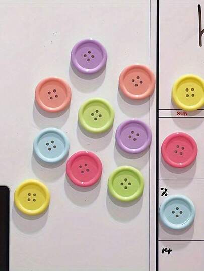 3個 ボタン型冷蔵庫マグネット - 装飾用ABSレジンマグネット オフィスのホワイトボード、キャビネット、食洗機に - 鮮やかな黄色、ピンク、緑、紫、青 - キッチン、ホームデコ、ホリデーギフトに最適(感謝祭、クリスマス、バレンタイン、母の日)、ホリデーテーマのマグネット | 遊び心のあるデザイン | 丈夫な冷蔵庫マグネット、冷蔵庫マグネット