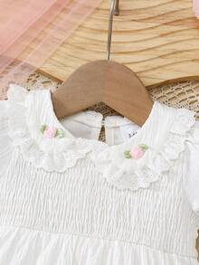 1 bộ áo liền quần mùa hè mới cho bé gái, thêu hoa, cổ bèo nhún, cài khuy phía trước - trắng - Xem 4