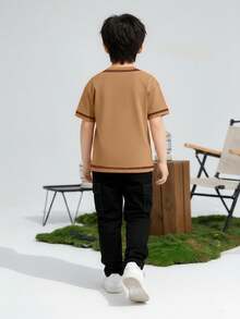 2 piezas Conjunto de camiseta de manga corta y pantalones cortos de verano para niños pequeños, estampado de caballo de dibujos animados, diseño de ribete negro en cuello redondo, pantalones cargo con costuras en contraste blanco, conjunto casual de moda para el fin de semana y la escuela - Amarillo Mostaza - Ver 3