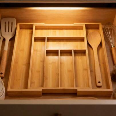 1. Uitschuifbare besteklade van natuurlijk bamboe\N2. Opbergdoos met meerdere vakken\N3. Organizer voor keukenmessen en -gerei